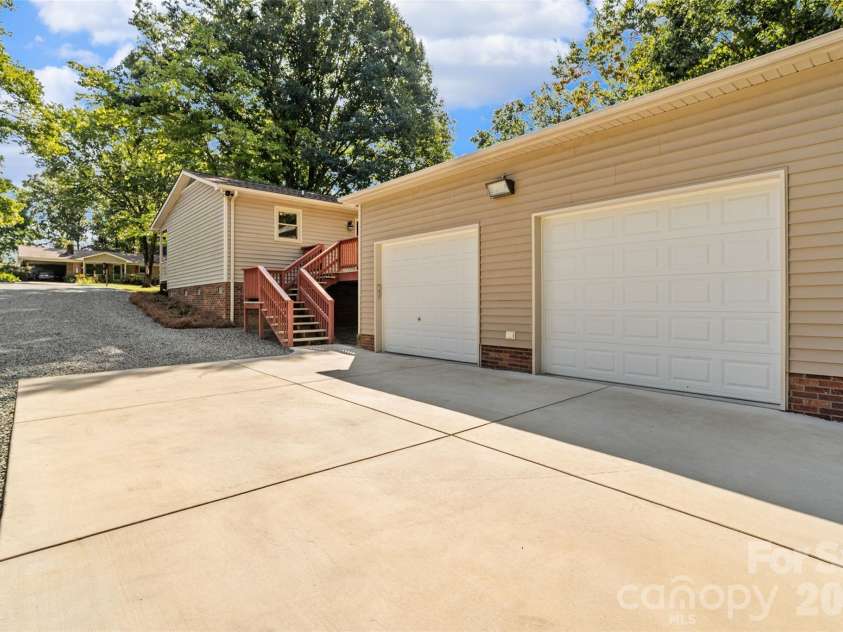 2207 Carter Drive, Albemarle, NC 28001.  MLS# CAR4425439, YatesRealty ID 51316. 