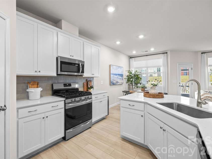 7035 Everly Commons Lane, Tega Cay, SC 29708.  MLS# CAR4415741, YatesRealty ID 51319. Gas Range
