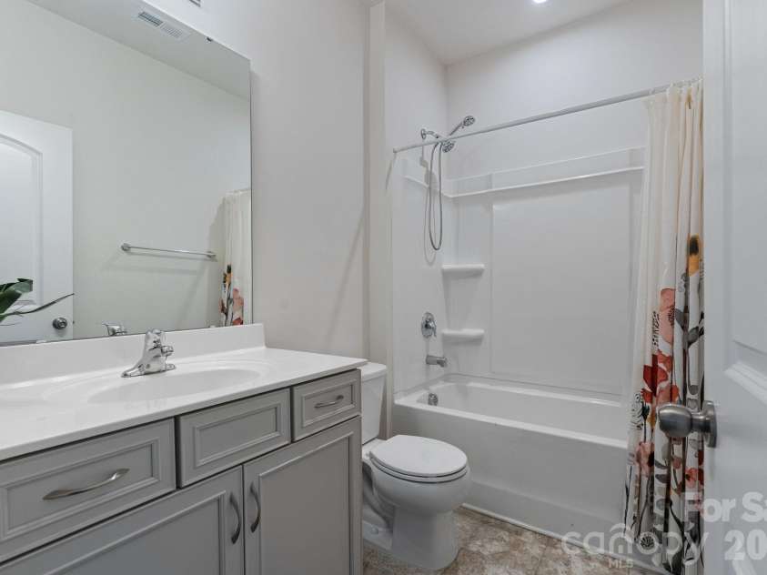 6507 Georgia Oak Road, Charlotte, NC 28269.  MLS# CAR4343178, YatesRealty ID 5132. Full Bath on Main Level