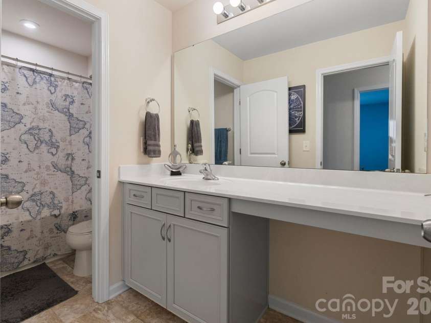 6507 Georgia Oak Road, Charlotte, NC 28269.  MLS# CAR4343178, YatesRealty ID 5132. Shared Full Bath Second Level