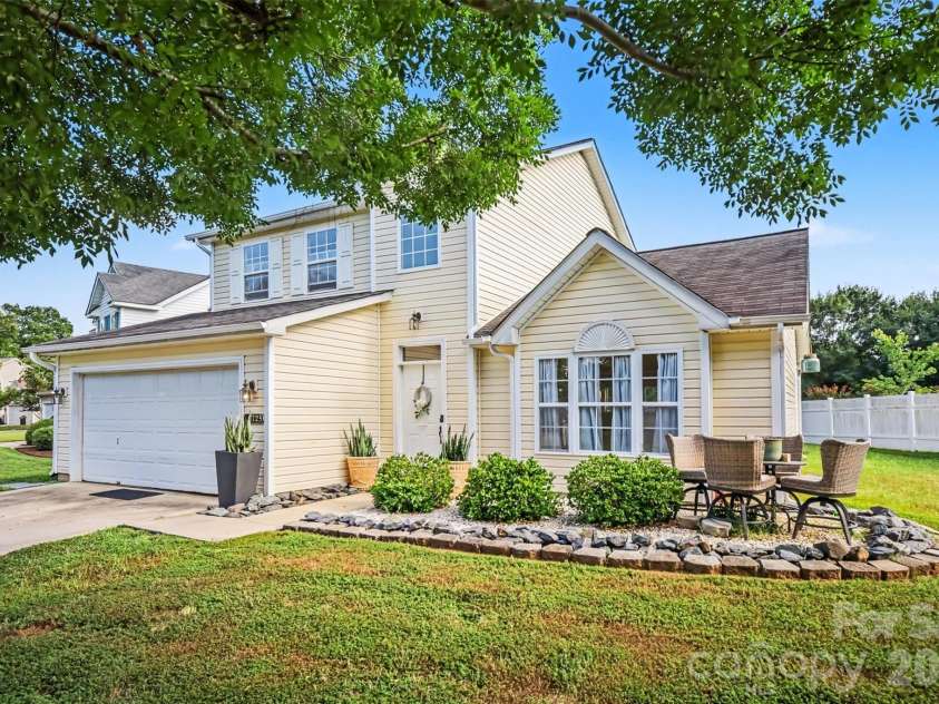 15725 Southern Garden Lane, Charlotte, NC 28278.  MLS# CAR4424517, YatesRealty ID 51328. 