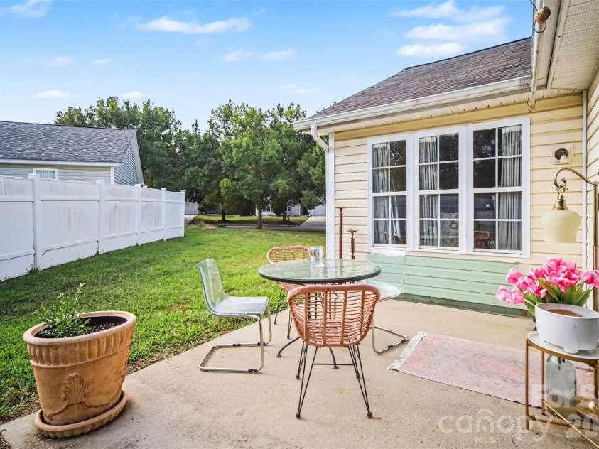 15725 Southern Garden Lane, Charlotte, NC 28278.  MLS# CAR4424517, YatesRealty ID 51328. 