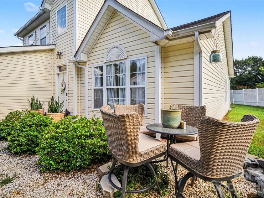 15725 Southern Garden Lane, Charlotte, NC 28278.  MLS# CAR4424517, YatesRealty ID 51328. 