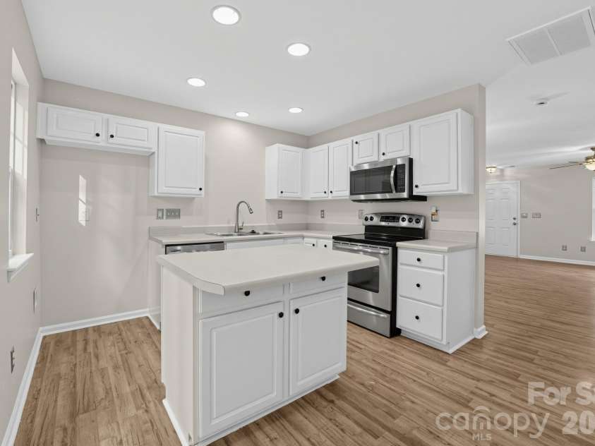 1527 Maypine Commons Way, Rock Hill, SC 29732.  MLS# CAR4425435, YatesRealty ID 51329. 