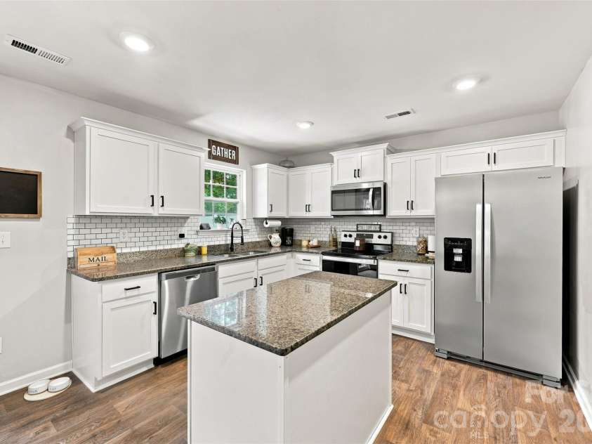 3103 Winesap Drive, Dallas, NC 28034.  MLS# CAR4425625, YatesRealty ID 51332. Full Kitchen