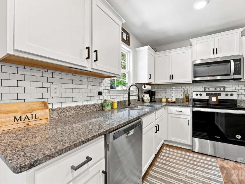 3103 Winesap Drive, Dallas, NC 28034.  MLS# CAR4425625, YatesRealty ID 51332. Kitchen