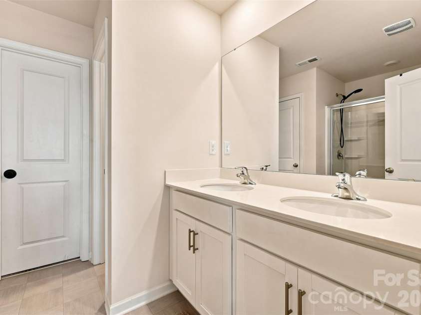 3103 Winesap Drive, Dallas, NC 28034.  MLS# CAR4425625, YatesRealty ID 51332. Primary Bath