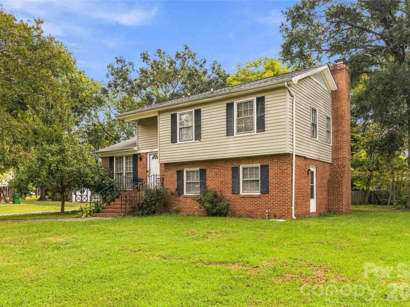 2711 Johnny Reb Lane, Charlotte, NC 28273.  MLS# CAR4425742, YatesRealty ID 51337. 