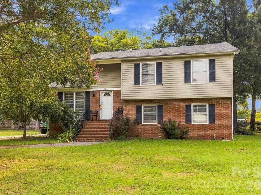 2711 Johnny Reb Lane, Charlotte, NC 28273.  MLS# CAR4425742, YatesRealty ID 51337. 