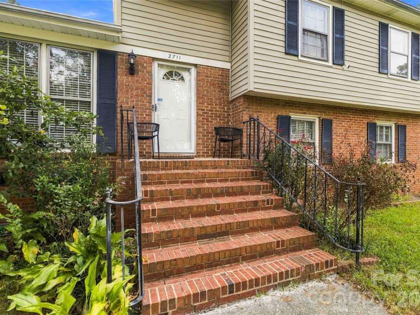 2711 Johnny Reb Lane, Charlotte, NC 28273.  MLS# CAR4425742, YatesRealty ID 51337. 