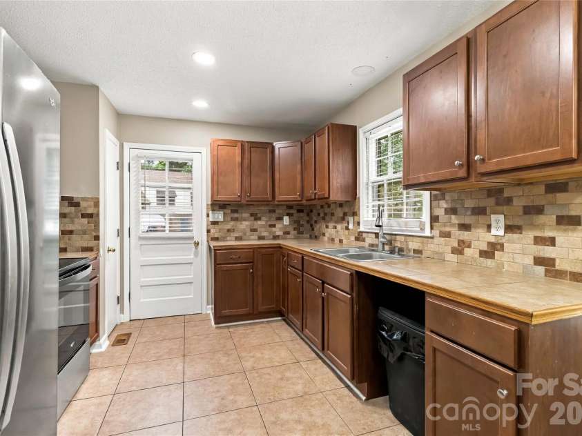 2711 Johnny Reb Lane, Charlotte, NC 28273.  MLS# CAR4425742, YatesRealty ID 51337. 
