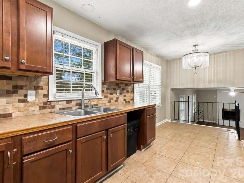 2711 Johnny Reb Lane, Charlotte, NC 28273.  MLS# CAR4425742, YatesRealty ID 51337. 