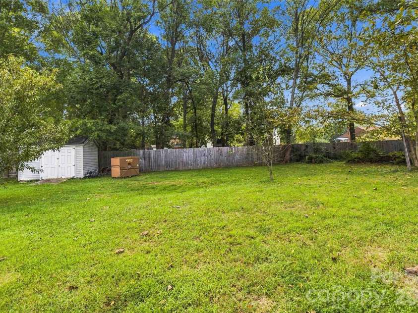 2711 Johnny Reb Lane, Charlotte, NC 28273.  MLS# CAR4425742, YatesRealty ID 51337. 
