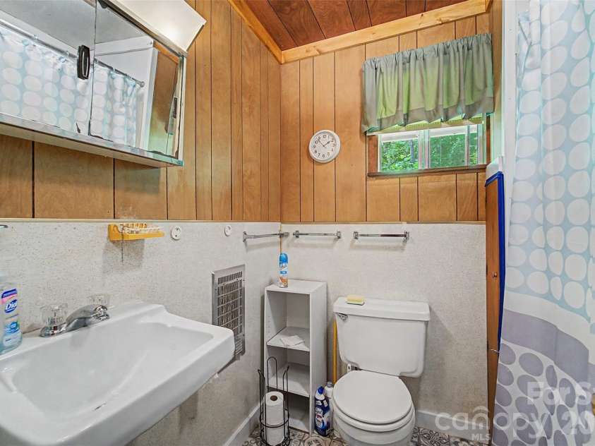 255 Bailey Avenue, Bryson City, NC 28713.  MLS# CAR4425736, YatesRealty ID 51351. 