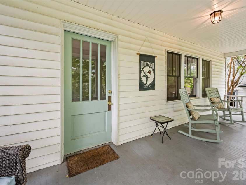 18 Westover Drive, Asheville, NC 28801.  MLS# CAR4411786, YatesRealty ID 51361. 