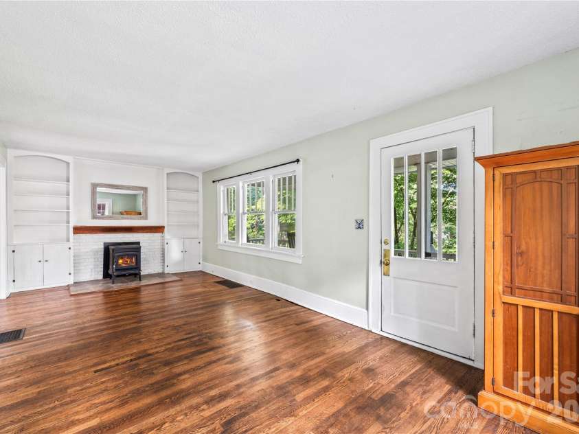 18 Westover Drive, Asheville, NC 28801.  MLS# CAR4411786, YatesRealty ID 51361. 