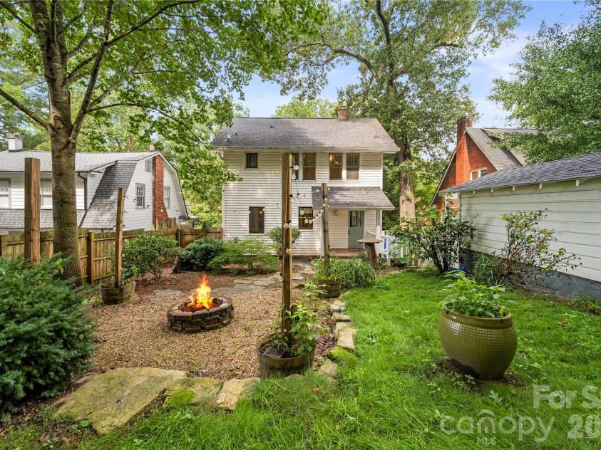 18 Westover Drive, Asheville, NC 28801.  MLS# CAR4411786, YatesRealty ID 51361. 