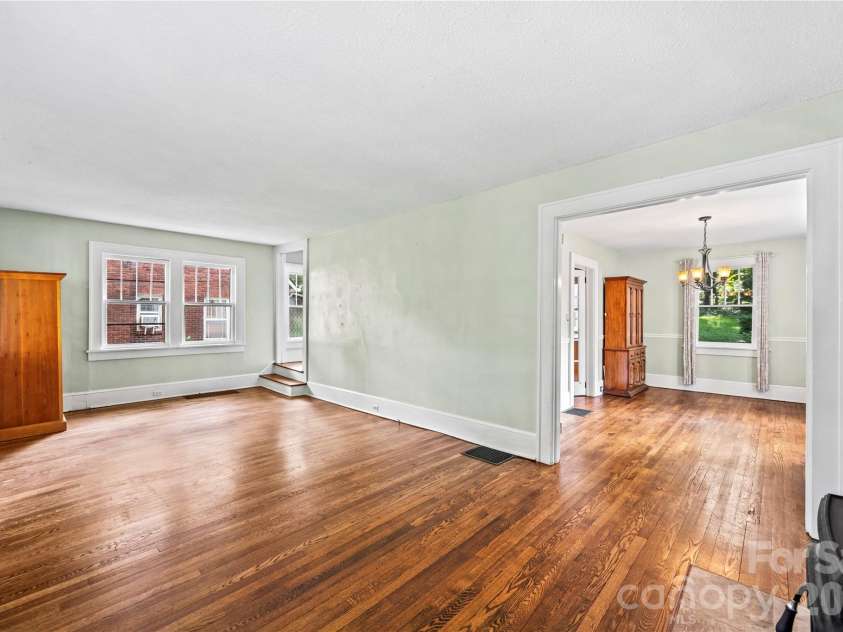 18 Westover Drive, Asheville, NC 28801.  MLS# CAR4411786, YatesRealty ID 51361. 