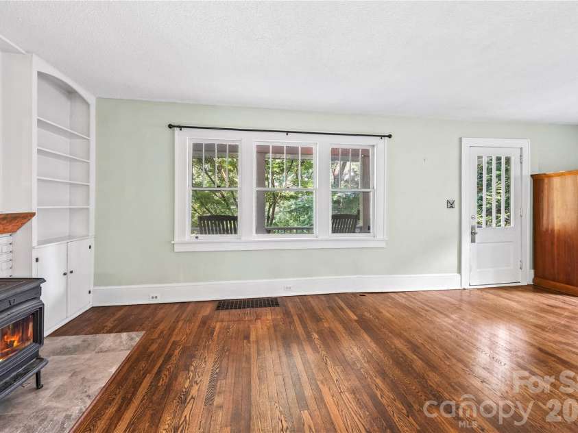 18 Westover Drive, Asheville, NC 28801.  MLS# CAR4411786, YatesRealty ID 51361. 