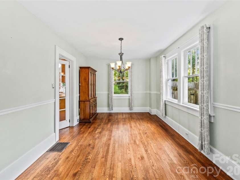 18 Westover Drive, Asheville, NC 28801.  MLS# CAR4411786, YatesRealty ID 51361. 