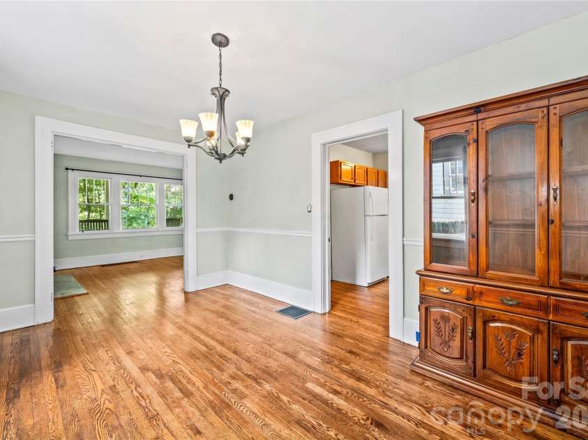 18 Westover Drive, Asheville, NC 28801.  MLS# CAR4411786, YatesRealty ID 51361. 