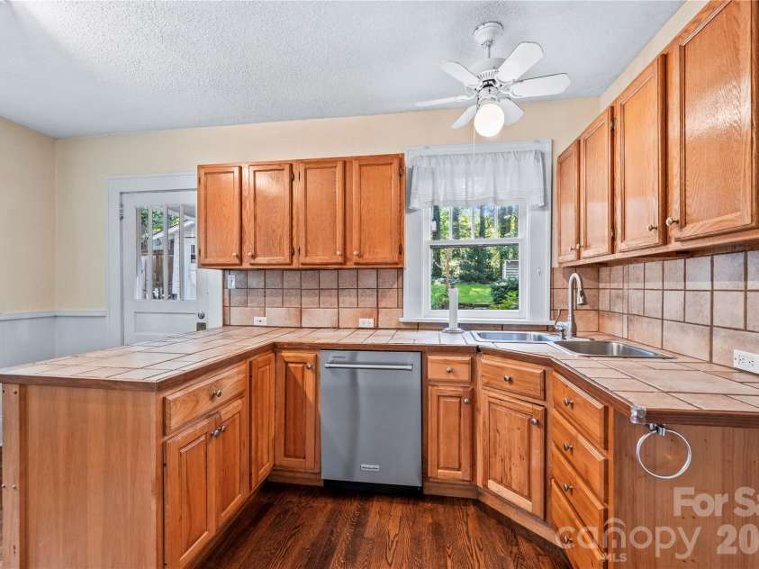 18 Westover Drive, Asheville, NC 28801.  MLS# CAR4411786, YatesRealty ID 51361. 
