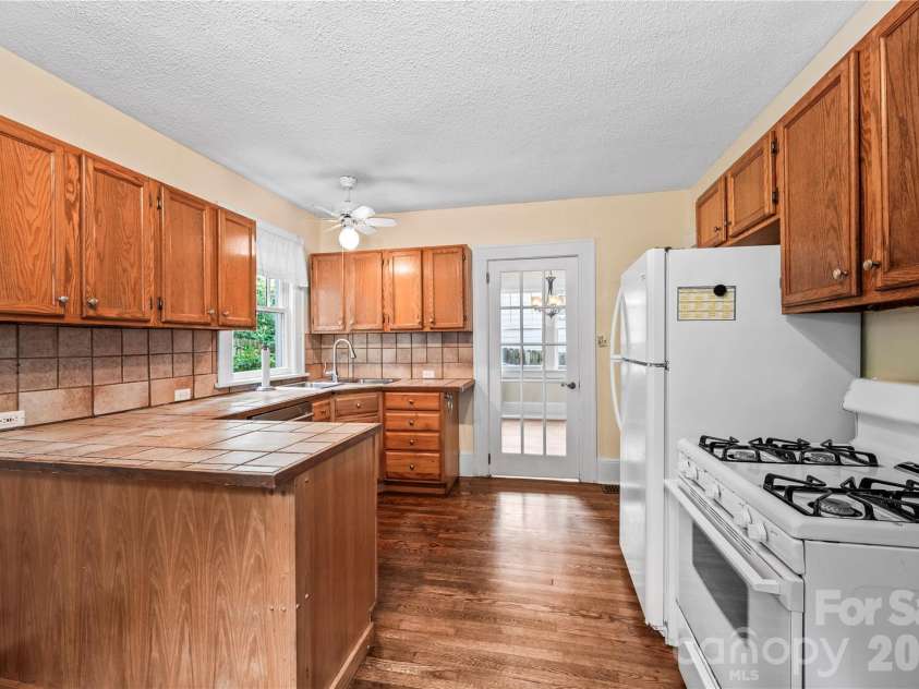 18 Westover Drive, Asheville, NC 28801.  MLS# CAR4411786, YatesRealty ID 51361. 