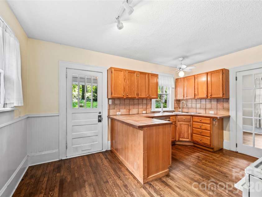 18 Westover Drive, Asheville, NC 28801.  MLS# CAR4411786, YatesRealty ID 51361. 