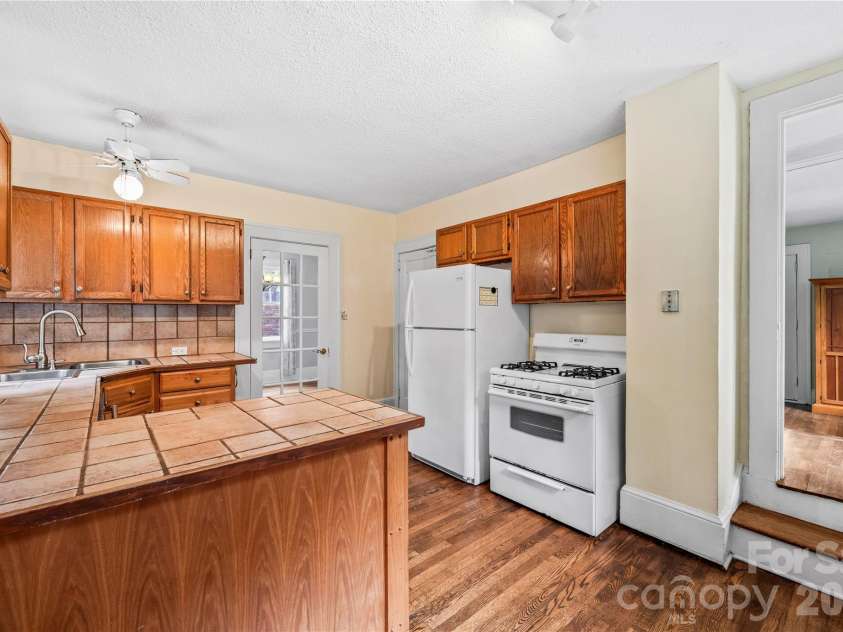 18 Westover Drive, Asheville, NC 28801.  MLS# CAR4411786, YatesRealty ID 51361. 
