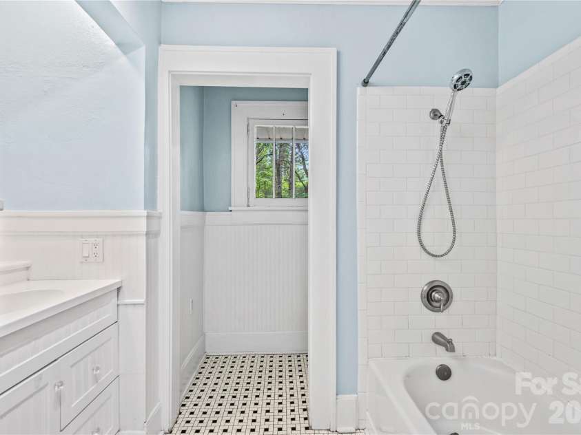 18 Westover Drive, Asheville, NC 28801.  MLS# CAR4411786, YatesRealty ID 51361. 