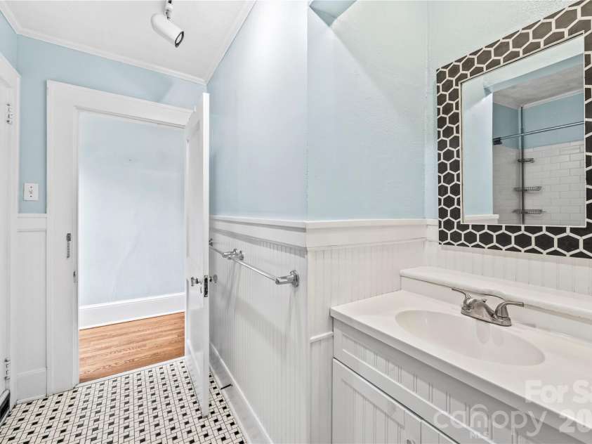 18 Westover Drive, Asheville, NC 28801.  MLS# CAR4411786, YatesRealty ID 51361. 