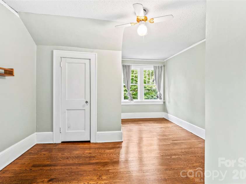 18 Westover Drive, Asheville, NC 28801.  MLS# CAR4411786, YatesRealty ID 51361. 