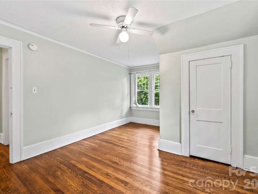 18 Westover Drive, Asheville, NC 28801.  MLS# CAR4411786, YatesRealty ID 51361. 