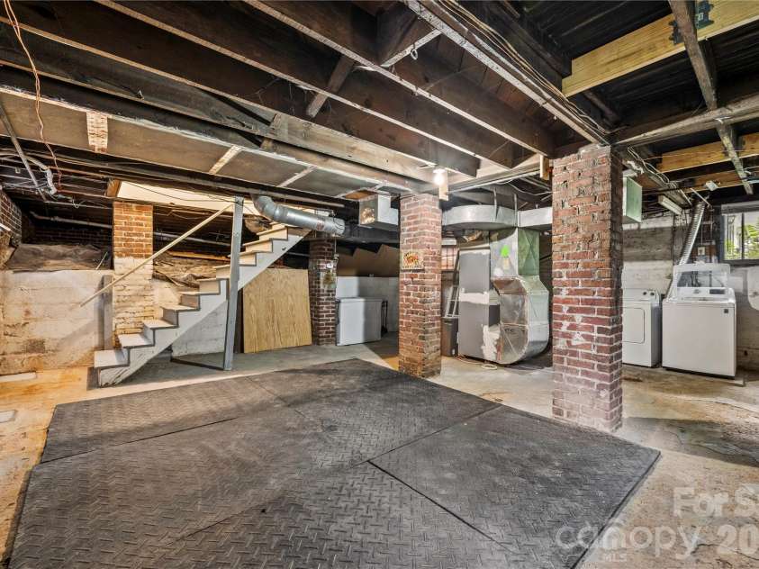 18 Westover Drive, Asheville, NC 28801.  MLS# CAR4411786, YatesRealty ID 51361. 