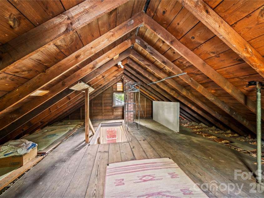 18 Westover Drive, Asheville, NC 28801.  MLS# CAR4411786, YatesRealty ID 51361. 