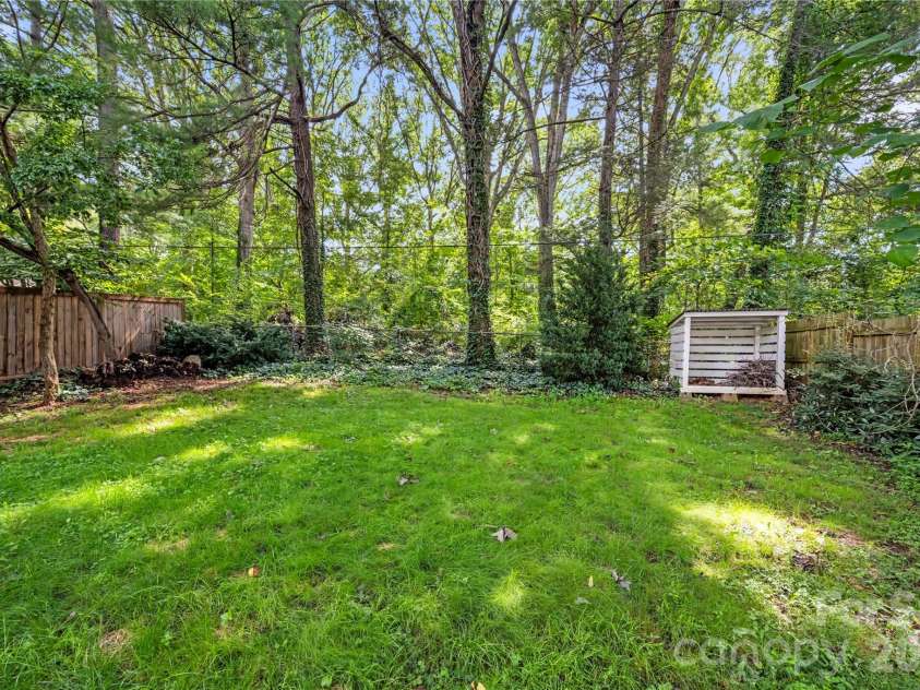 18 Westover Drive, Asheville, NC 28801.  MLS# CAR4411786, YatesRealty ID 51361. 