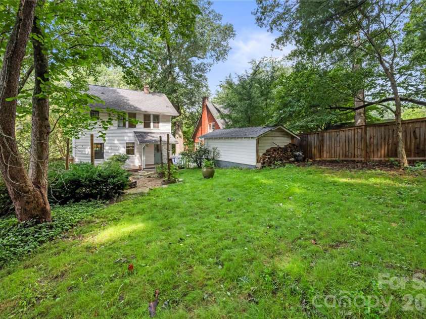 18 Westover Drive, Asheville, NC 28801.  MLS# CAR4411786, YatesRealty ID 51361. 