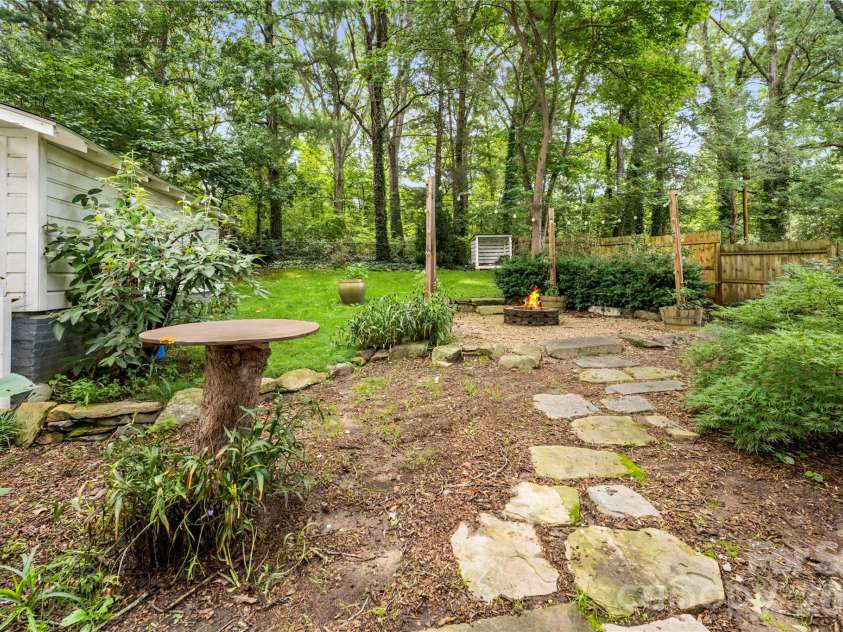 18 Westover Drive, Asheville, NC 28801.  MLS# CAR4411786, YatesRealty ID 51361. 