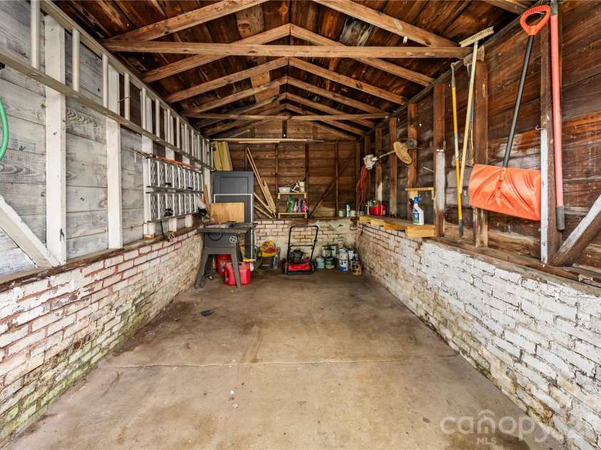 18 Westover Drive, Asheville, NC 28801.  MLS# CAR4411786, YatesRealty ID 51361. 