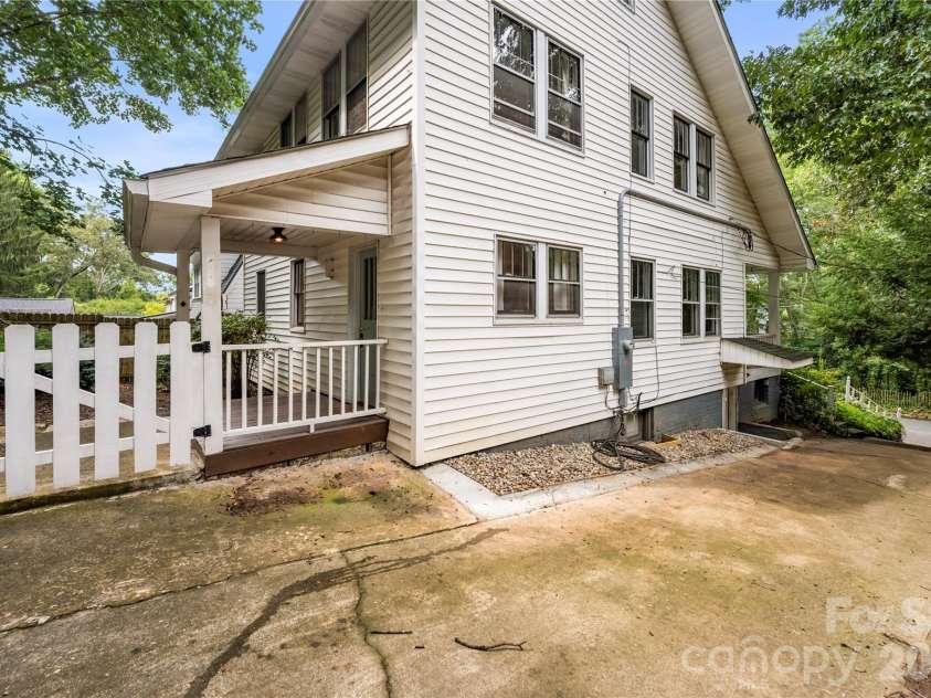 18 Westover Drive, Asheville, NC 28801.  MLS# CAR4411786, YatesRealty ID 51361. 