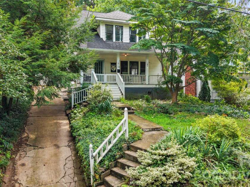 18 Westover Drive, Asheville, NC 28801.  MLS# CAR4411786, YatesRealty ID 51361. 