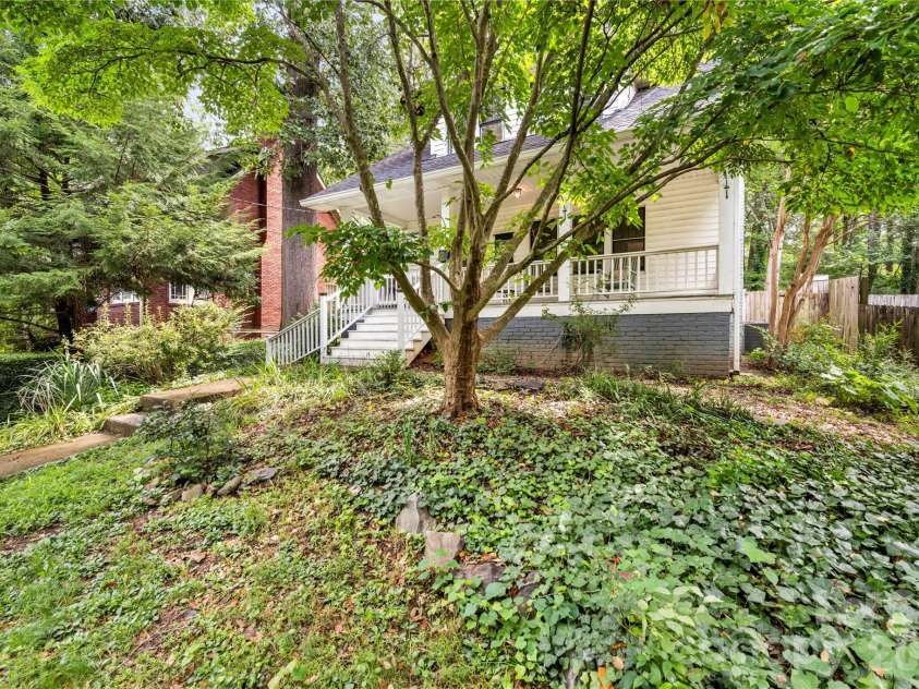 18 Westover Drive, Asheville, NC 28801.  MLS# CAR4411786, YatesRealty ID 51361. 
