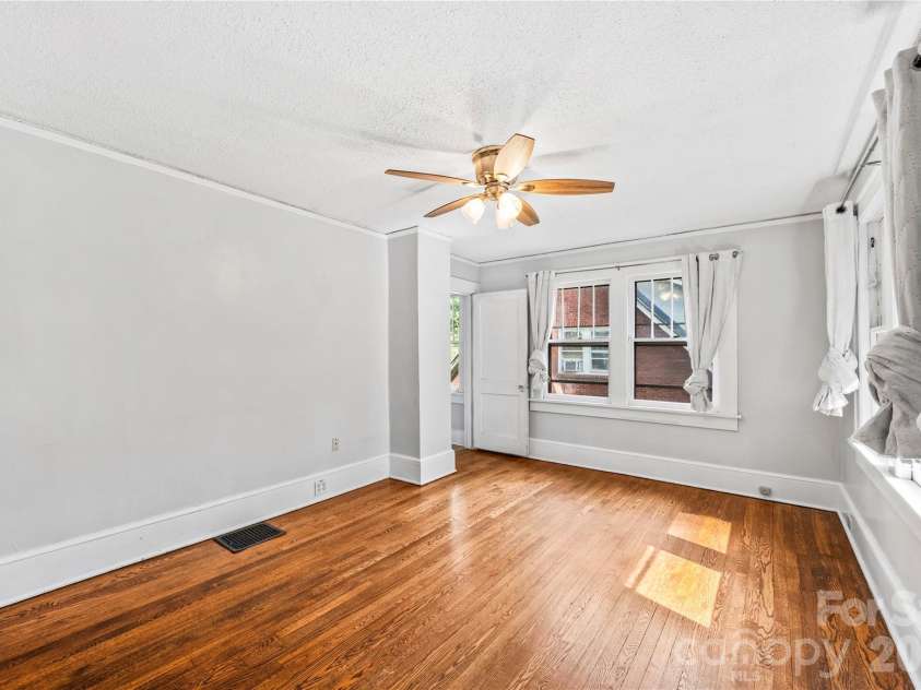 18 Westover Drive, Asheville, NC 28801.  MLS# CAR4411786, YatesRealty ID 51361. Main bedroom