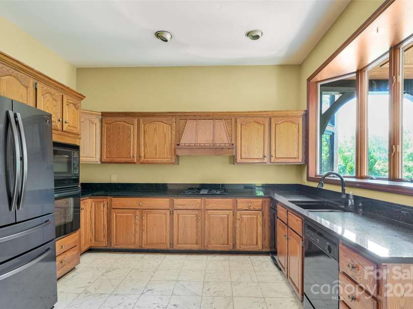 5 Meadow Ridge Drive, Asheville, NC 28804.  MLS# CAR4224351, YatesRealty ID 5137. 