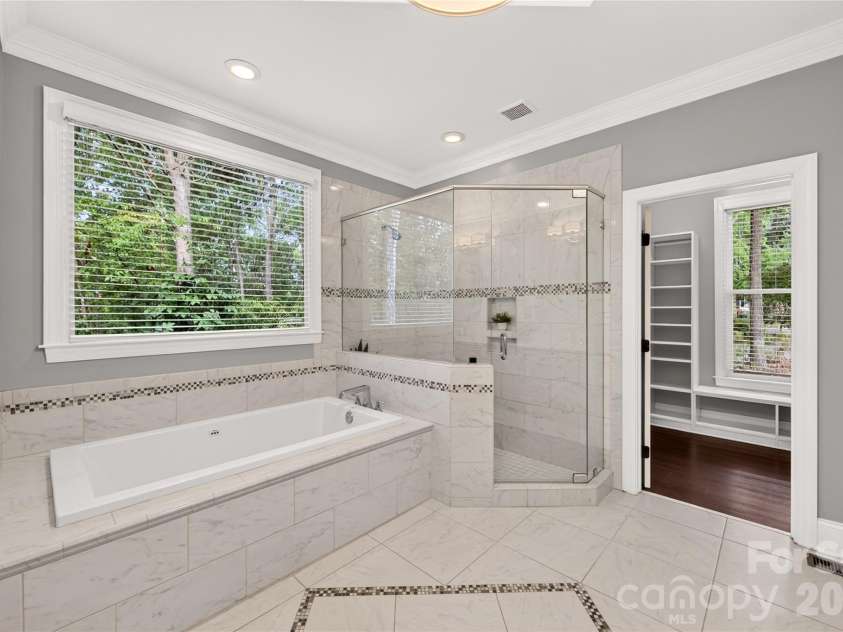 8004 Maremont Court, Charlotte, NC 28270.  MLS# CAR4420252, YatesRealty ID 51371. Nice primary bath