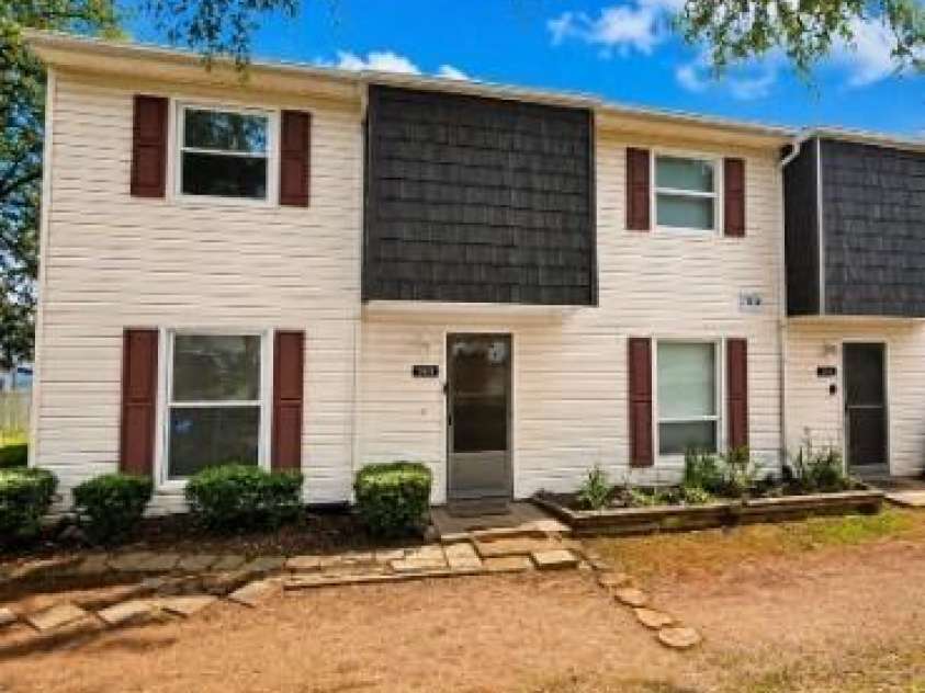 7916 Shady Oak Trail, Charlotte, NC 28210.  MLS# CAR4425820, YatesRealty ID 51377. 