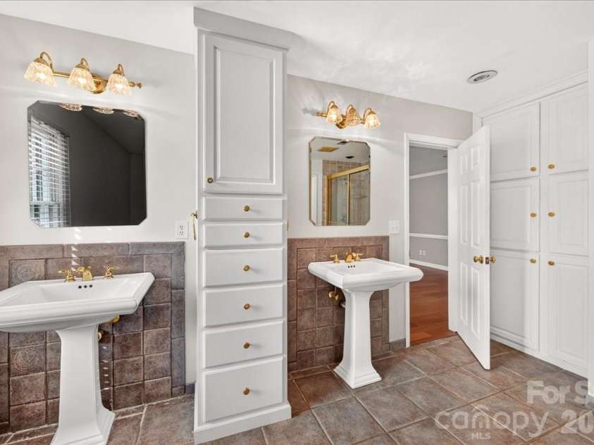 4509 Mullens Ford Road, Charlotte, NC 28226.  MLS# CAR4425762, YatesRealty ID 51379. Primary Bathroom