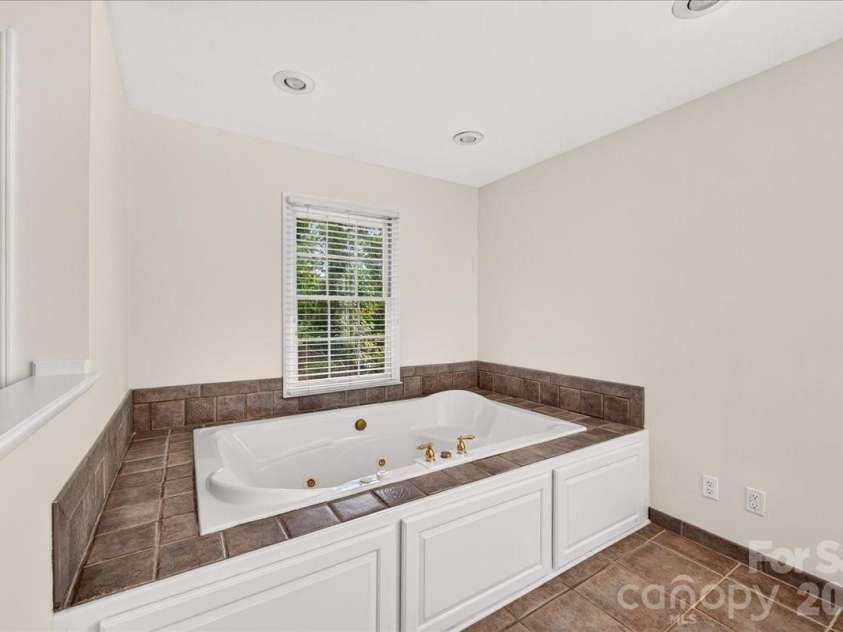 4509 Mullens Ford Road, Charlotte, NC 28226.  MLS# CAR4425762, YatesRealty ID 51379. Primary Bathroom