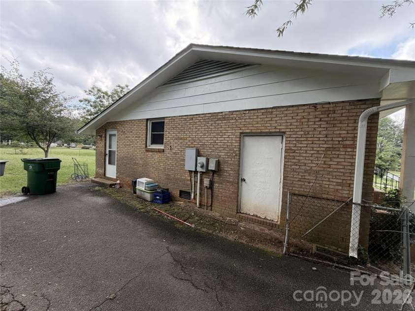 1236 Mt Kisco Drive, Charlotte, NC 28213.  MLS# CAR4425517, YatesRealty ID 51383. 