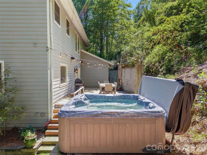 349 View Rock Lane, Hendersonville, NC 28791.  MLS# CAR4422786, YatesRealty ID 51384. 
